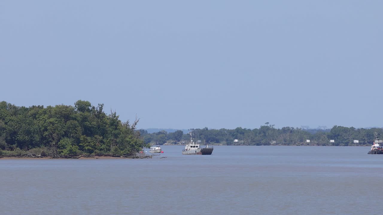 여러 배가 강을 따라 이동하고 있습니다.