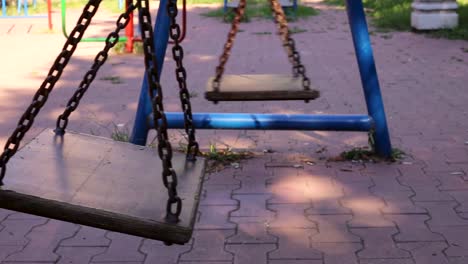 columpios vacíos en un parque vacío