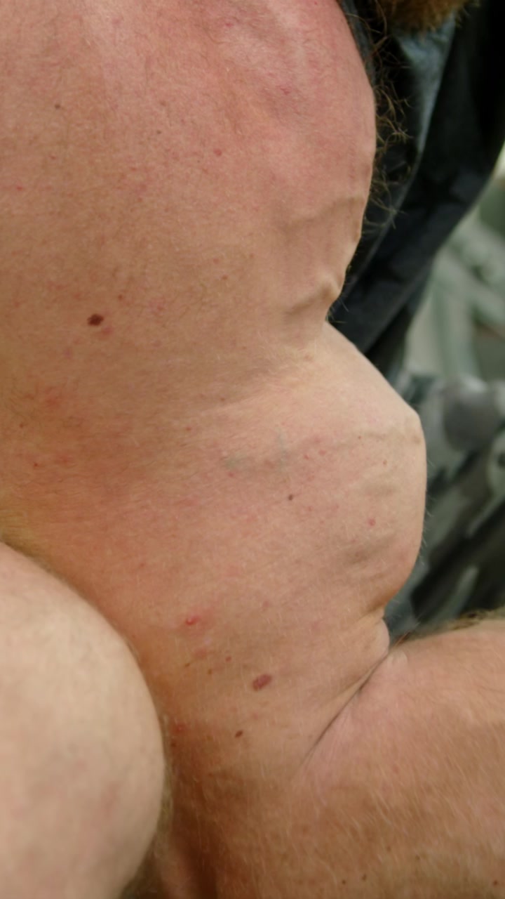 Giovane adulto che si allena strenuamente in palestra