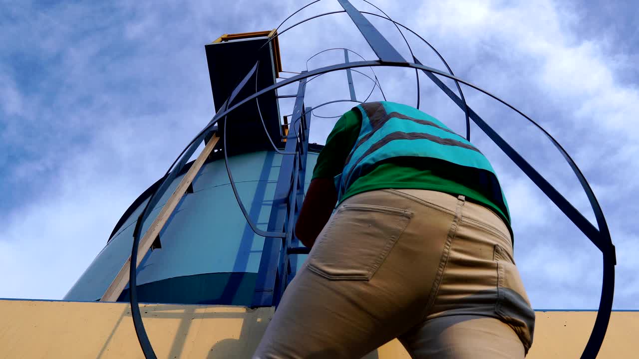 el ingeniero está inspeccionando el sistema de tratamiento de aguas residuales