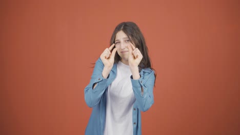 la joven haciendo el pequeño signo con su mano.