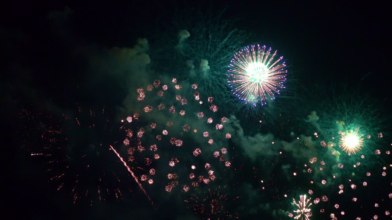 hermosa exhibición de trabajo de fuego colorido por la noche para la celebración en el festival