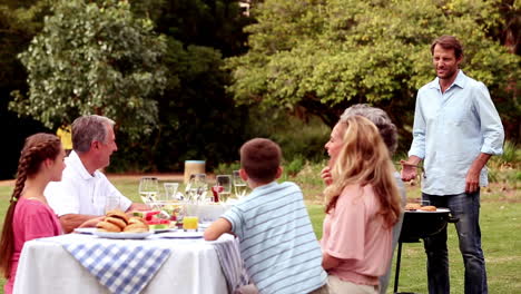 Family-eating-outdoors