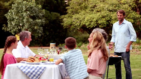 comida familiar al aire libre
