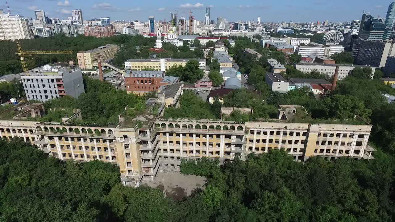 도시 에서 버려진 건물 단지 의 공중 사진