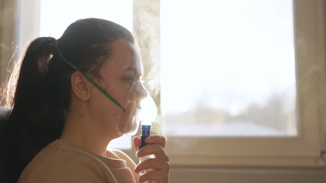 mujer enferma inhalando niebla de la máscara de nebulizador - tratamiento para enfermedades respiratorias