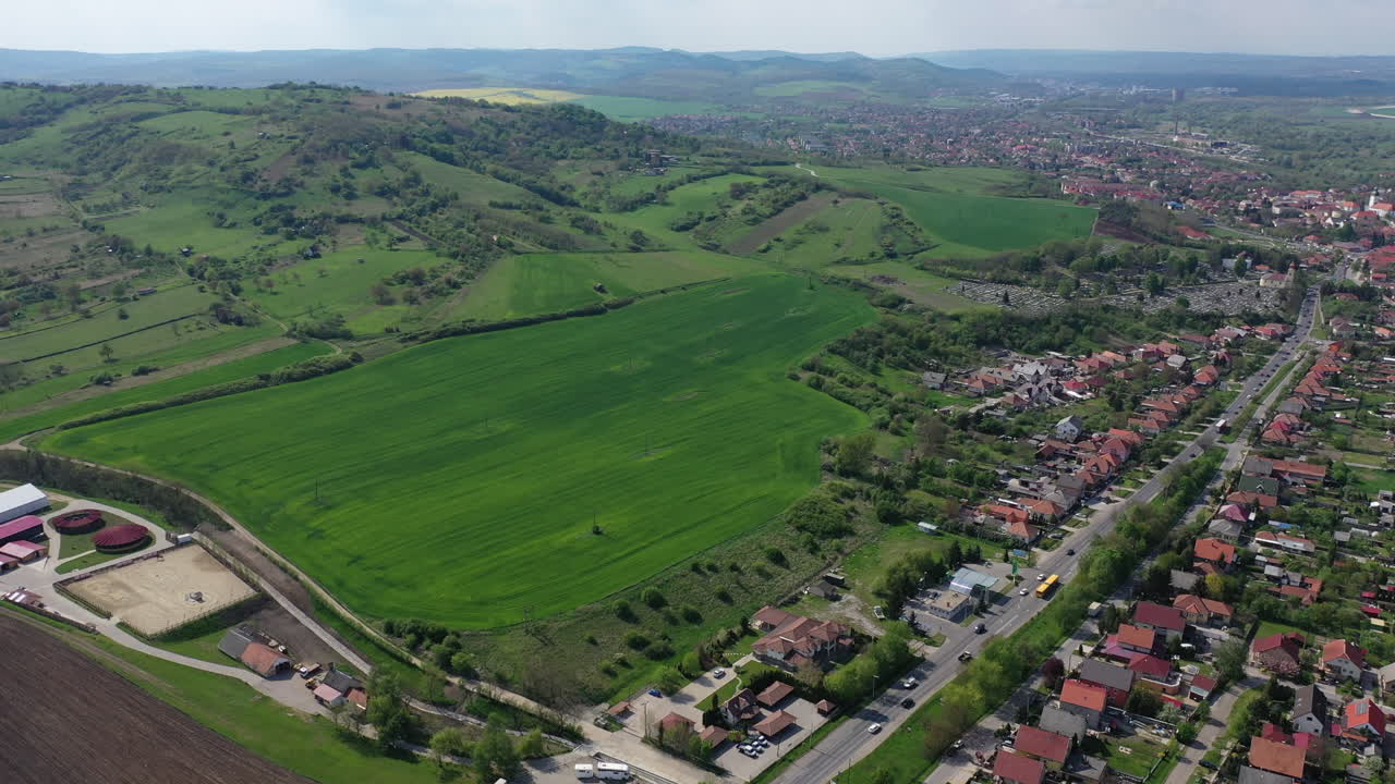 volando sobre el área de la ciudad en la mañana