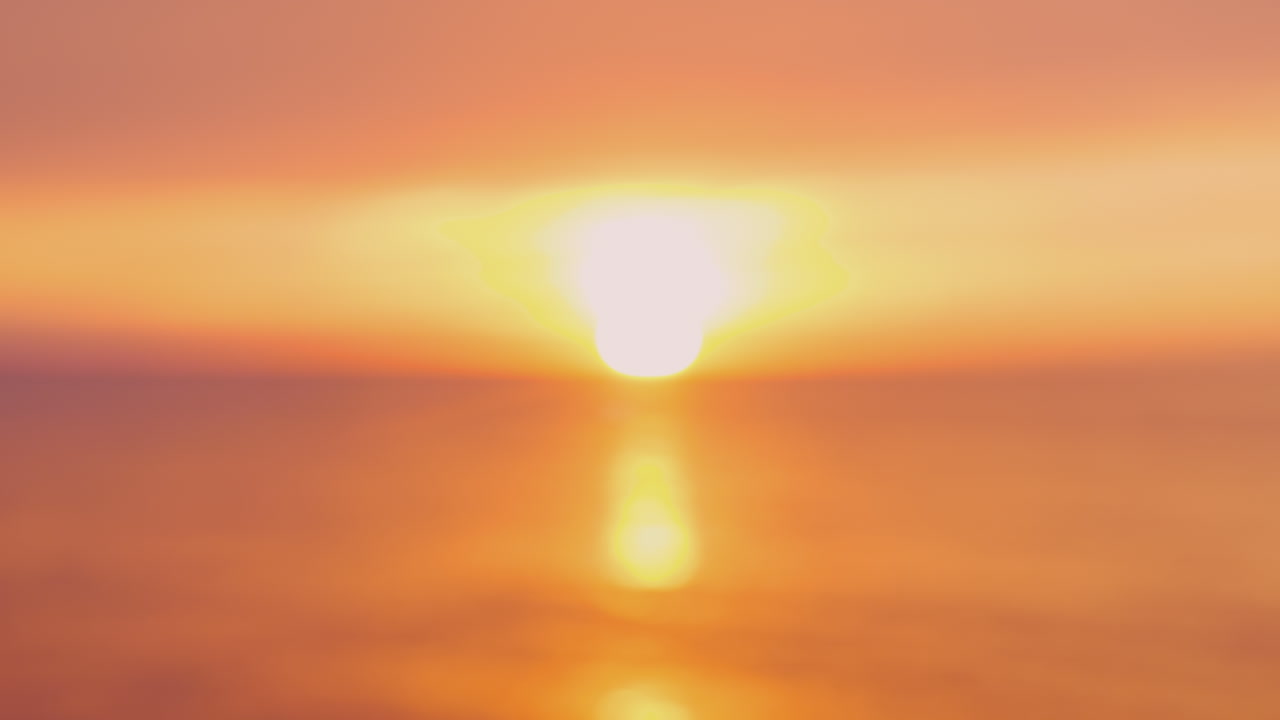 dos manos muestran la forma del corazón alrededor de la puesta de sol sobre el mar