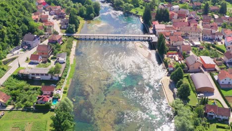 Vista-Aérea-Sobre-El-Puente-Que-Conecta-Con-El-Pueblo-Histórico-De-Kulen-Vakuf-En-Bosnia-Y-Herzegovina