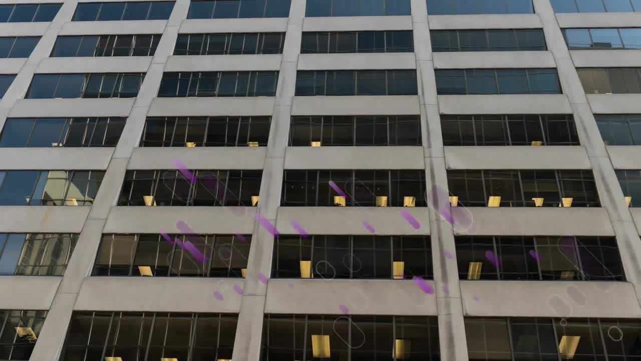 анимация фиолетовых световых вспышек, движущихся над современным городским зданием