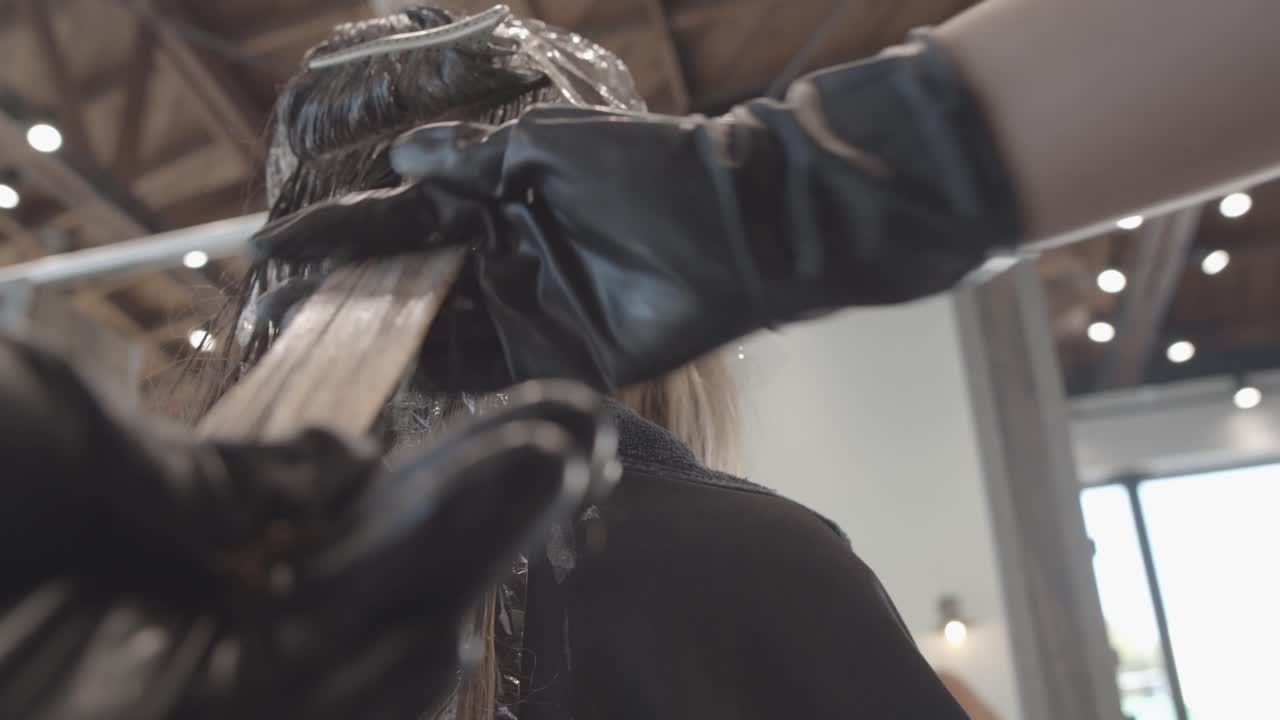 Donna che si tinge i capelli dal parrucchiere