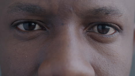 primer plano de la cara de un hombre