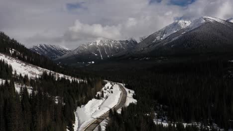 Toma-Aérea-Cinematográfica-De-Un-Camión-Conduciendo-Por-La-Autopista-Duffey-Lake-Road-Cerca-De-Pemberton-En-Columbia-Británica