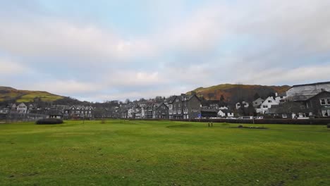 Viel-Befahrene-Straße-Im-Cumbrian-Dorf-Ambleside