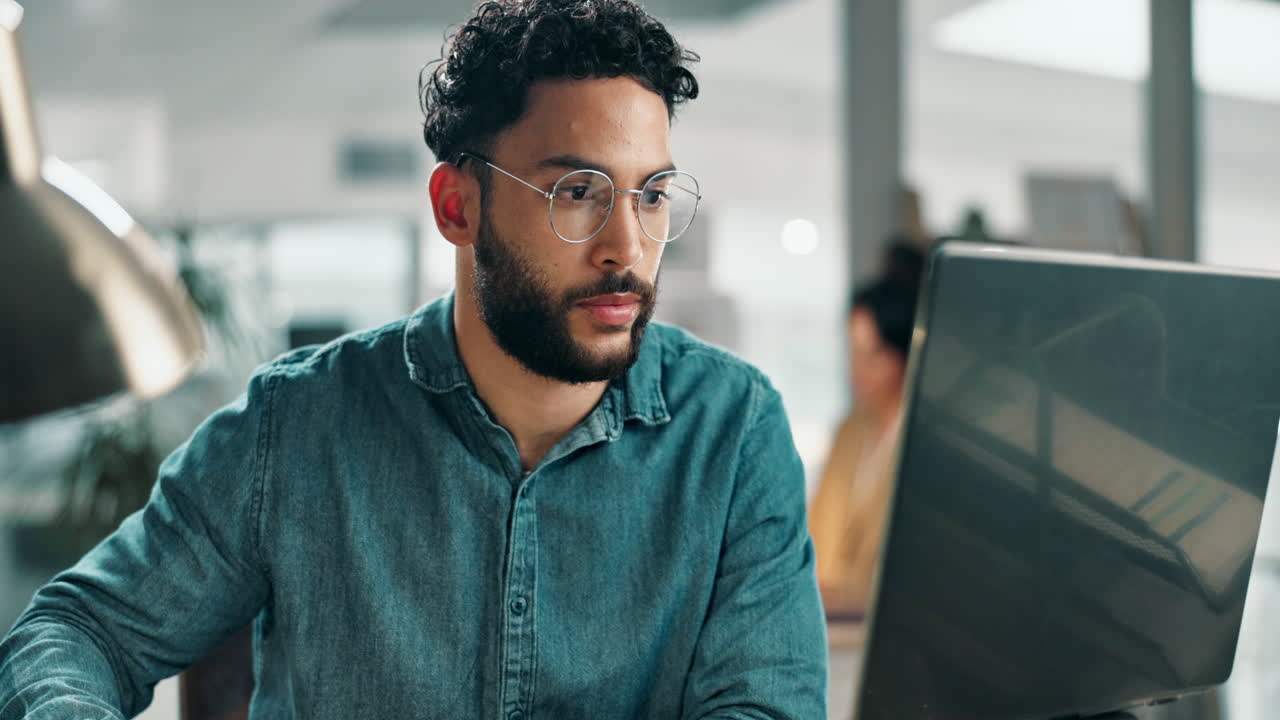 Hombre que trabaja en la computadora portátil en la oficina