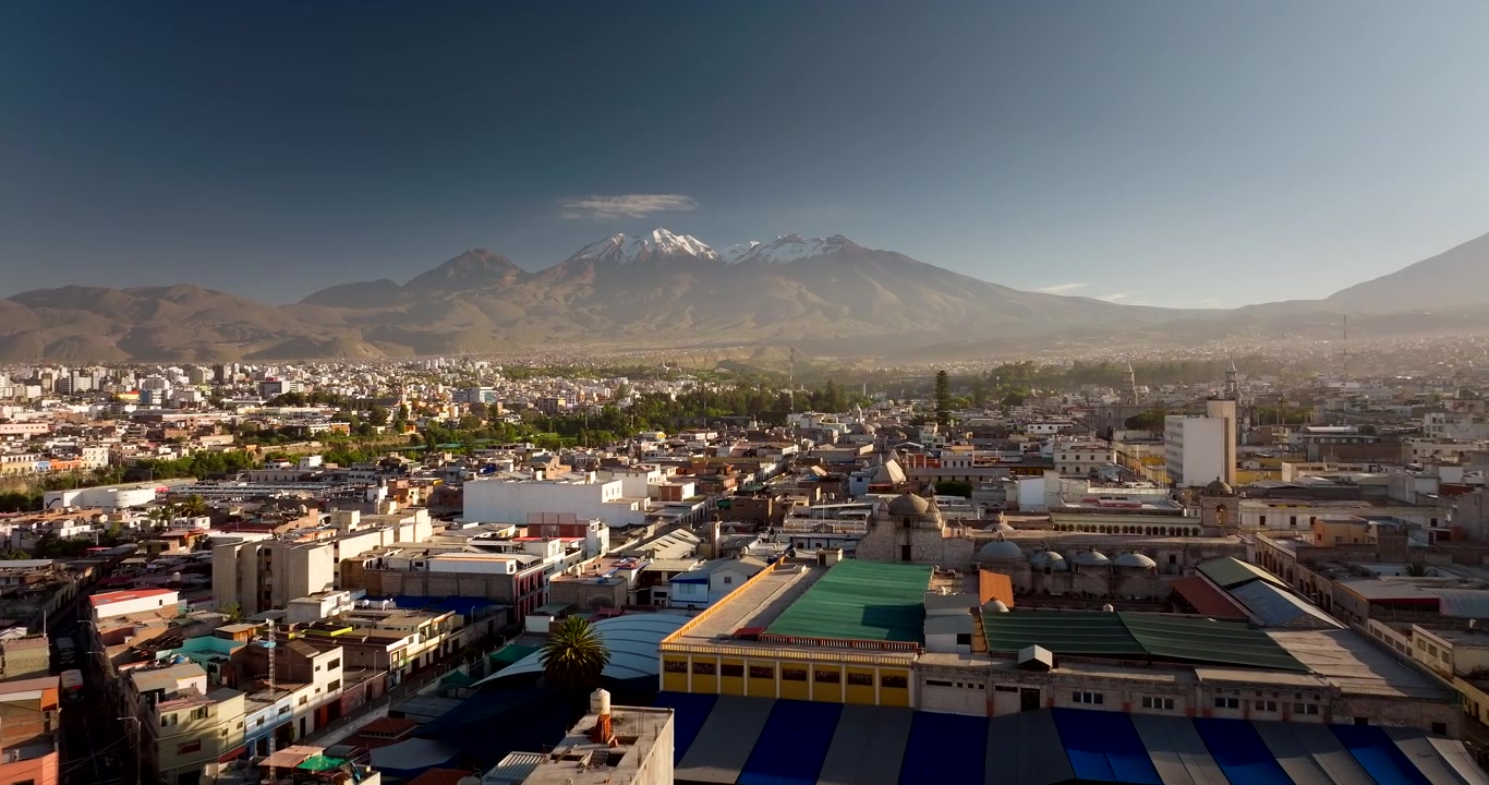 Arequipa, la ciudad blanca, con los picos nevados de los volcanes El Misti y Chachani en Perú. Vista aérea frontal, espacio para texto.