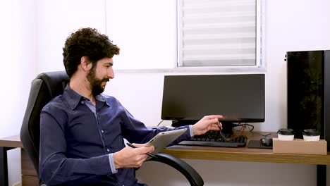 hombre de negocios escribiendo en tableta y tomando vasos de