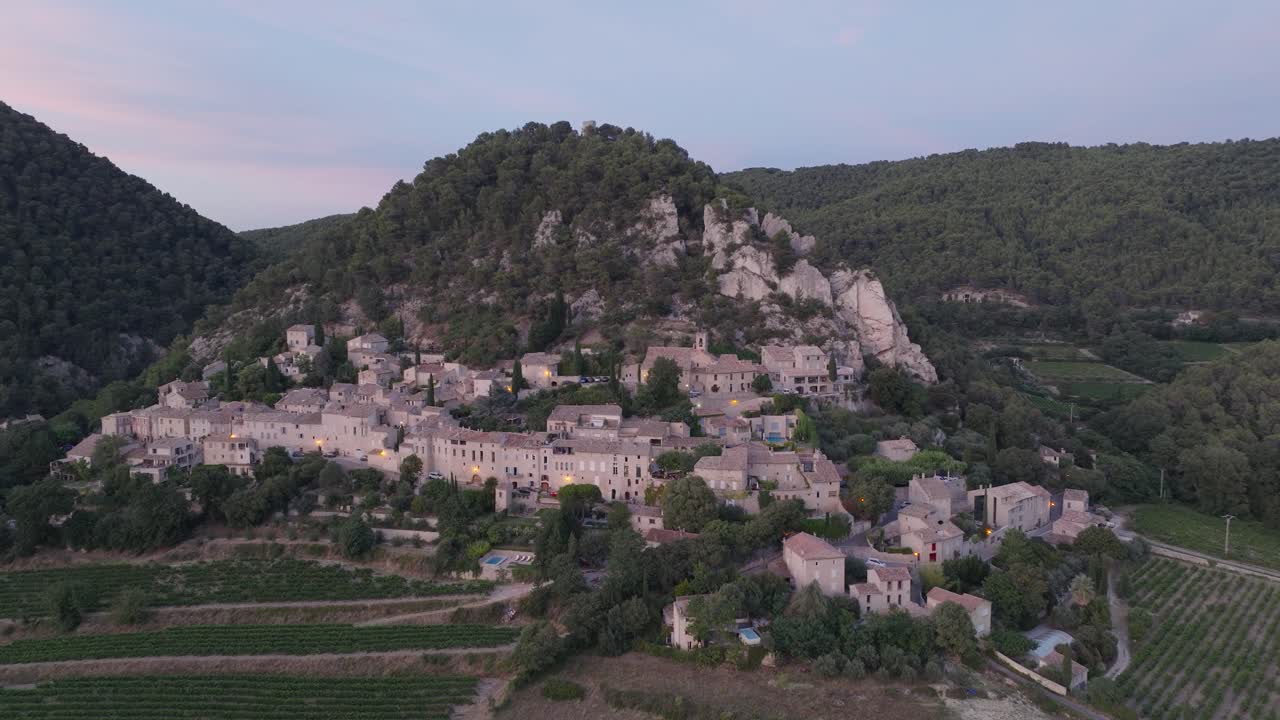 フランス、ヴォクリューズ・プロヴァンスのセギュレ中世の町とブドウ畑のドローン空撮。夕暮れの風景。