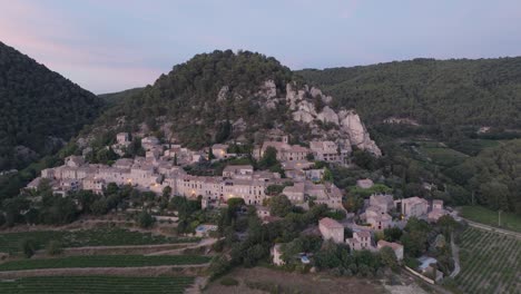 Luftdrohnenaufnahme-Vaucluse-Provence-Seguret-Mittelalterliche-Stadt-Weinberge-Sonnenuntergang-Frankreich