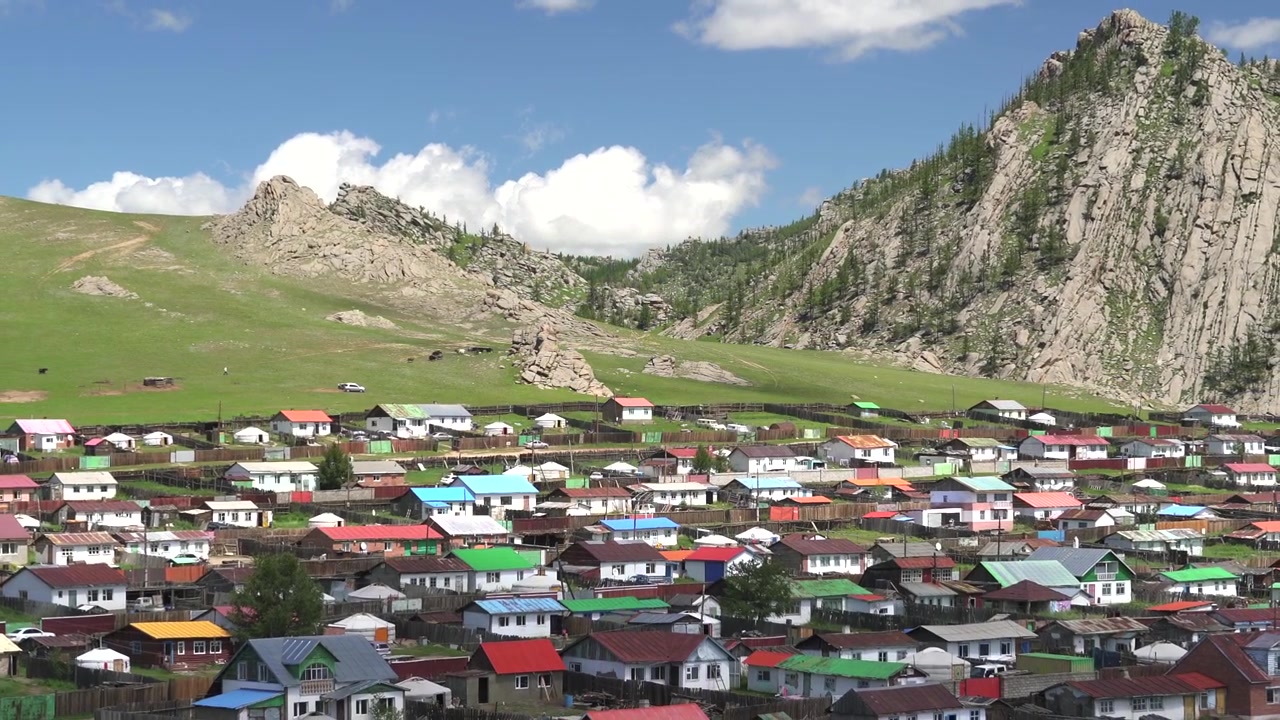 Moğolistan'da dağlık bir köydeki renkli evler.