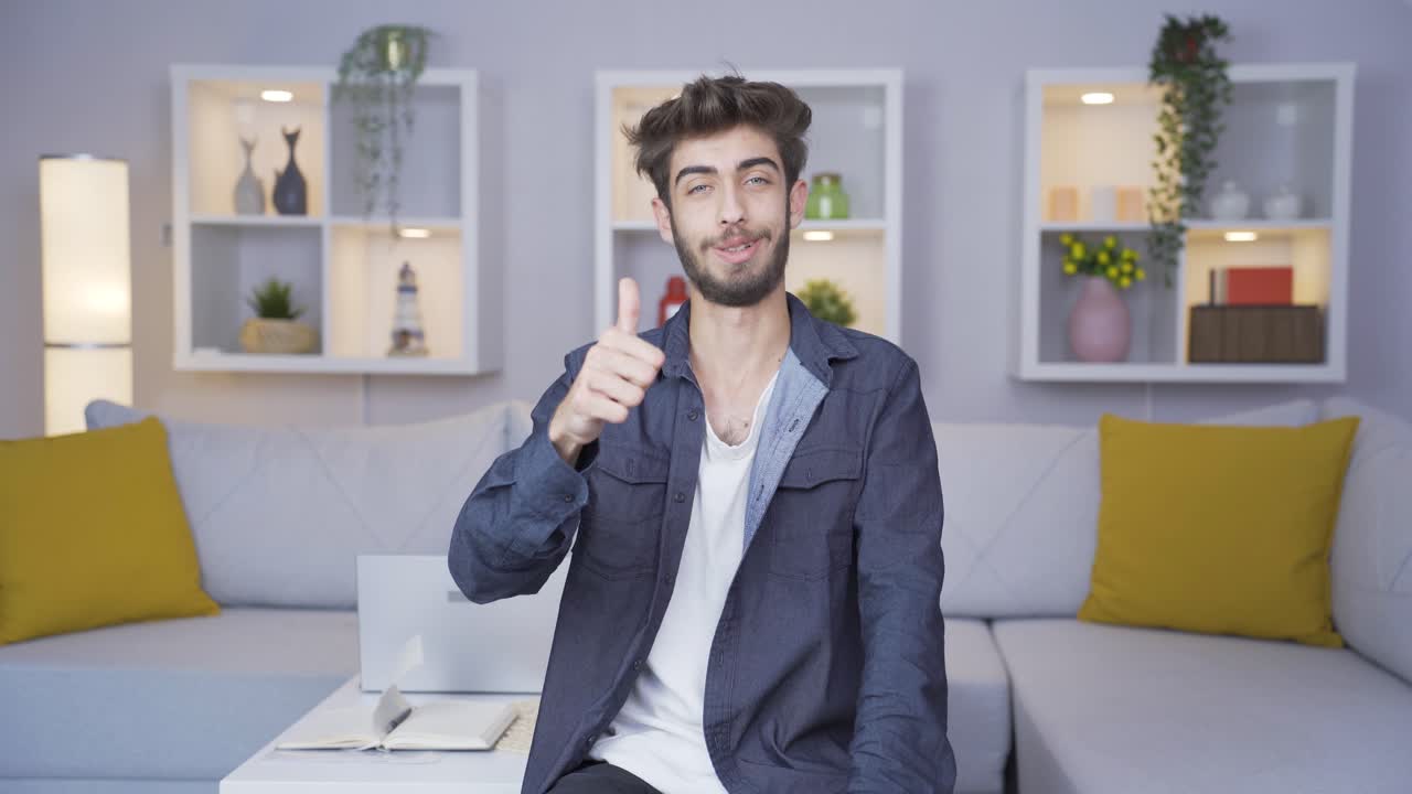 el hombre al que le gustaron y aprobaron las noticias que oyó.