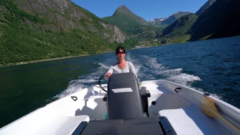 mujer conduciendo un barco a motor