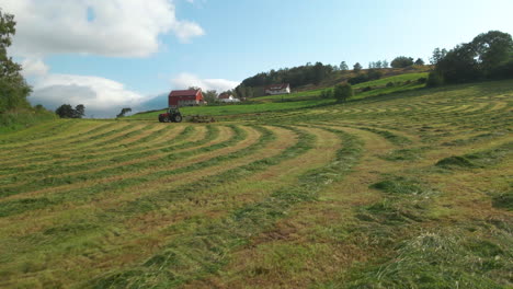 Tractor-Y-Empacadora-Recoge-Forraje-Cortado-Para-La-Producción-De-Ensilaje