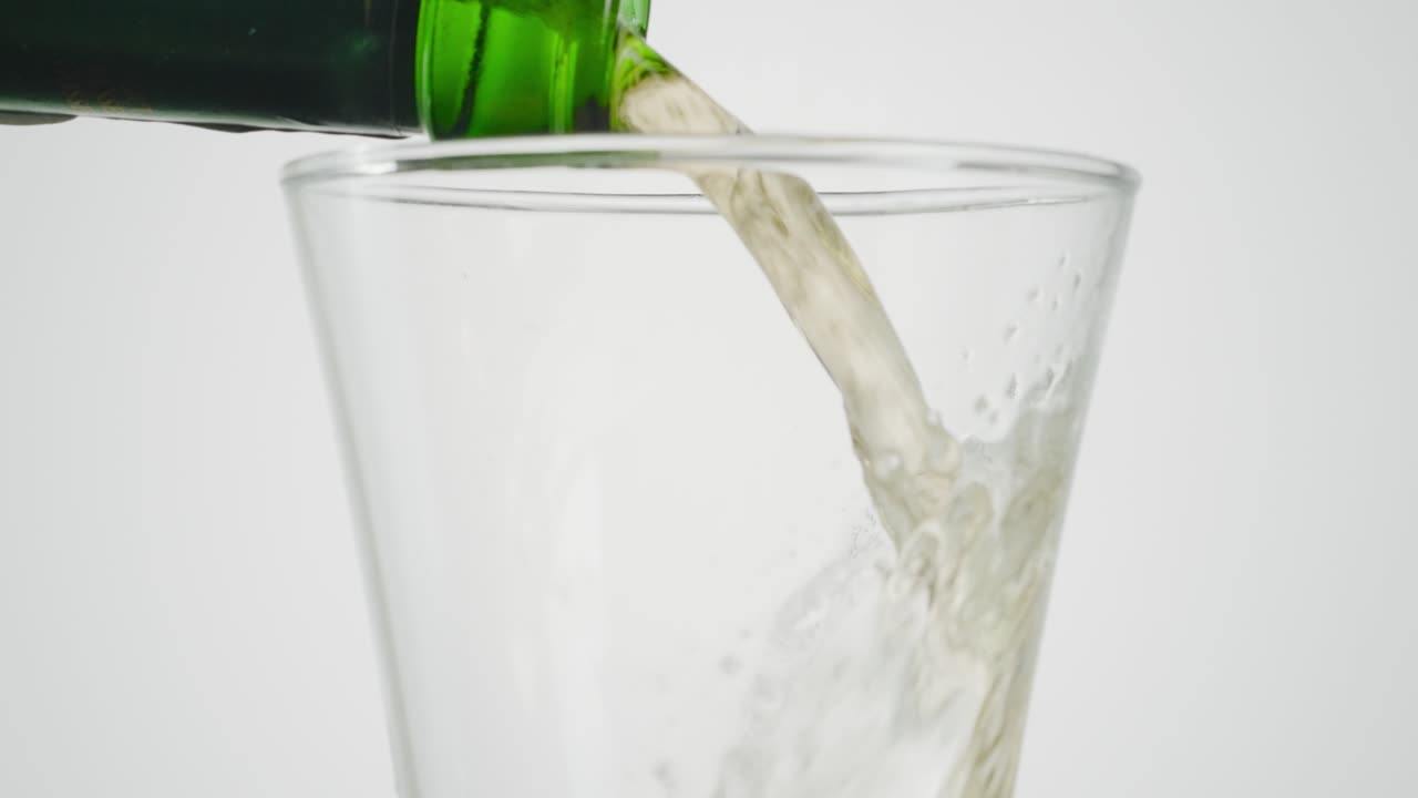 vertiendo cerveza en un vaso