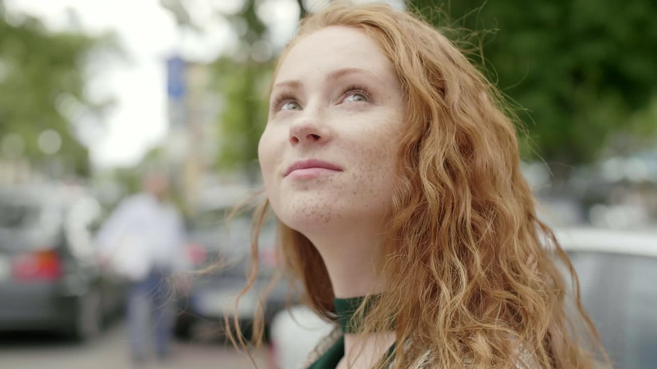 turista bajando por la calle y admirando la vista