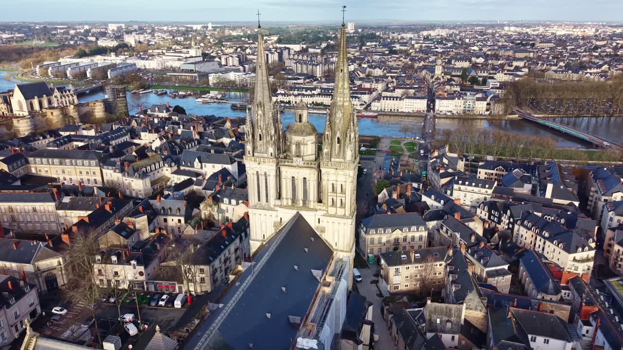 Tetto e guglie della Cattedrale di Saint-Maurice, che domina la città e il fiume Maine ad Angers, Francia. Veduta aerea, panorama urbano