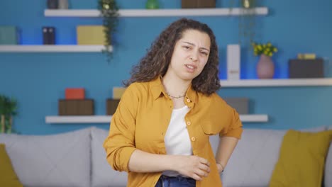 mujer joven con dolor de espalda.