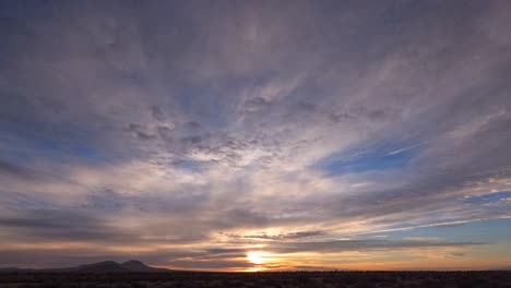 un amanecer glorioso y colorido y un paisaje nublado sobre el paisaje romántico del desierto de mojave - lapso de tiempo de gran angular