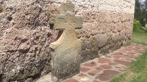 Steinernes-Orthodoxes-Denkmal-Neben-Dem-Kloster