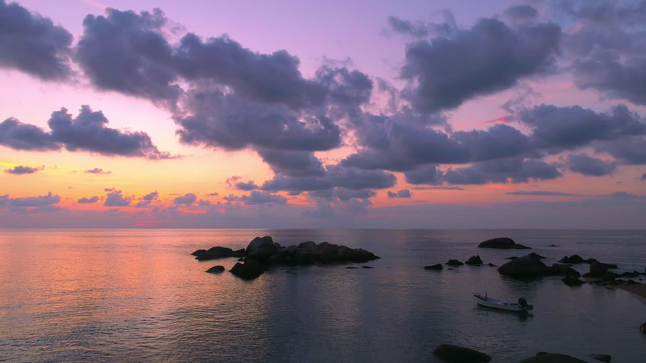 Splendido tramonto sull'oceano con nuvole e rocce
