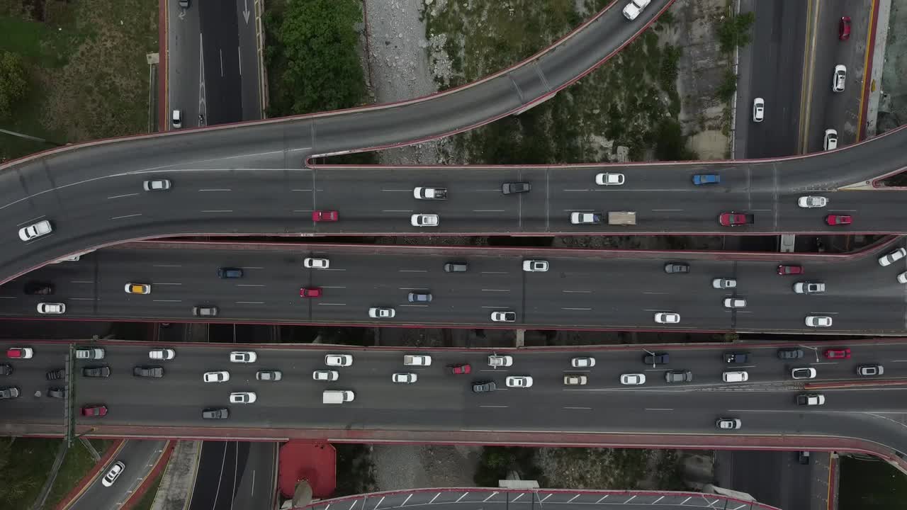 모든 것을 달리는 교통이 있는 큰 고속도로