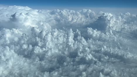pov volando por encima de las nubes de tormenta en un cielo azul