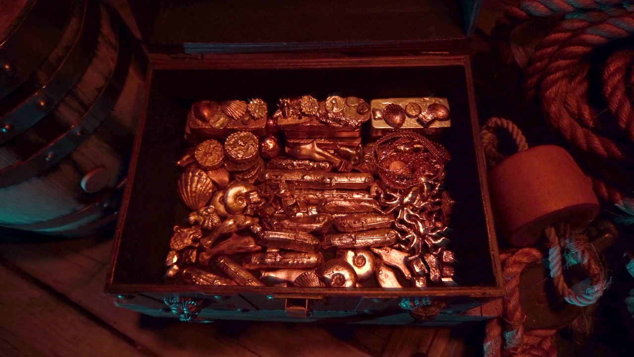 Dentro de un cofre del tesoro lleno de oro y joyas