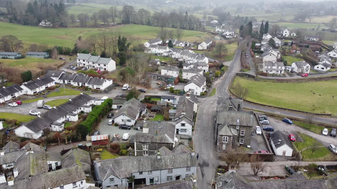 hawkshead 마을과 세인트 마이클 및 모든 천사 교회의 영화 같은 공중 드론 영상