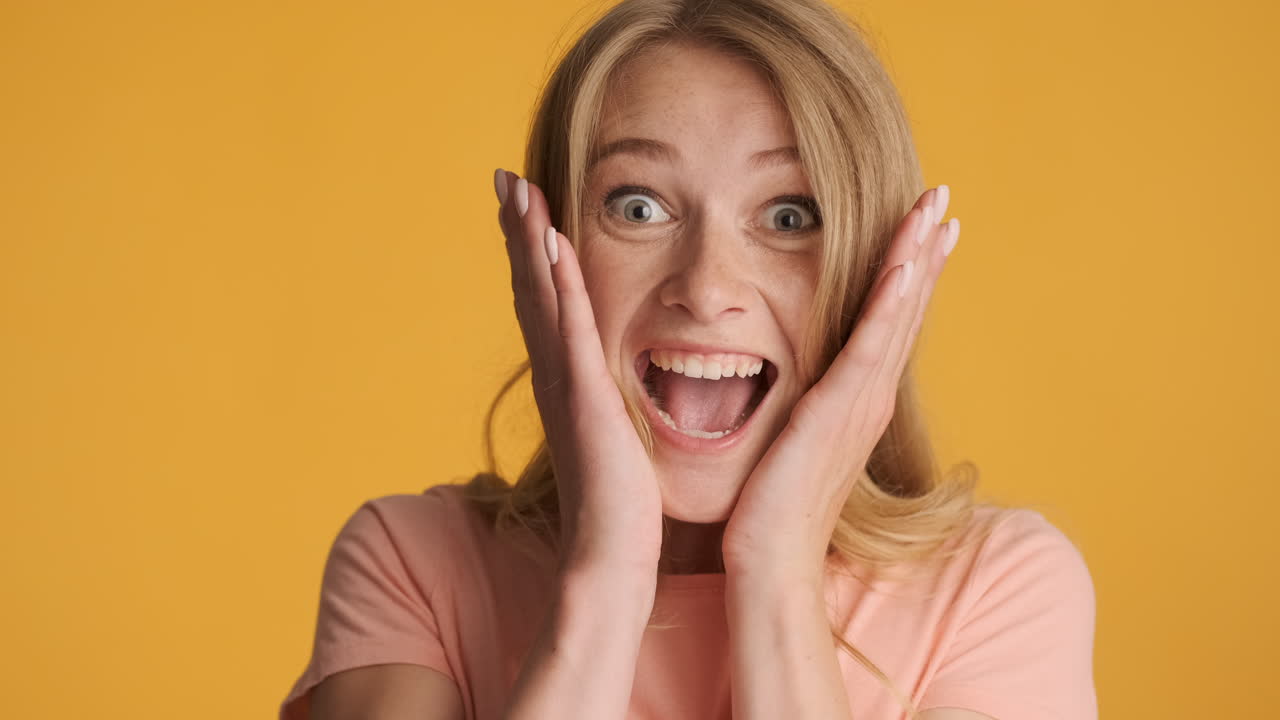 백인 여성이 카메라 앞에서 놀라게 됩니다.