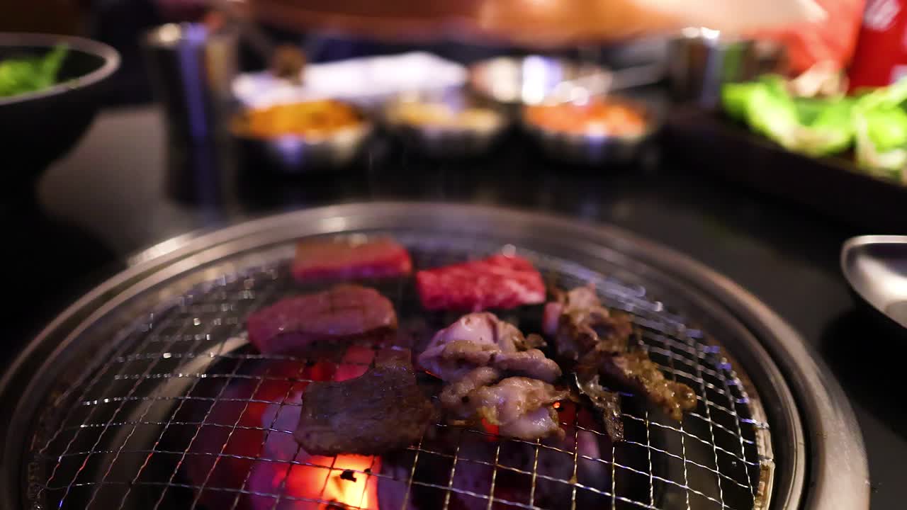 레스토랑에서 바베큐에서 고기를 는 것