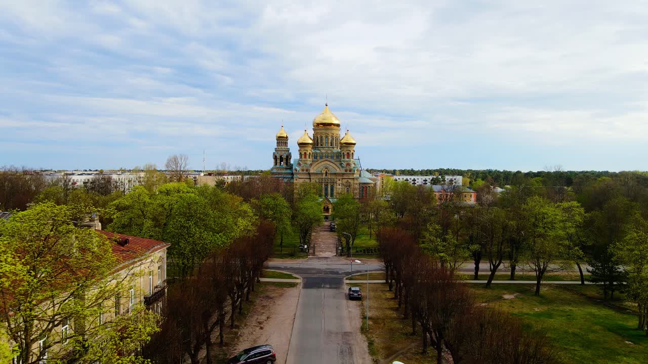 Uma incrível tomada aérea com drone revela as cúpulas douradas que se elevam acima do parque Karosta em Liepaja