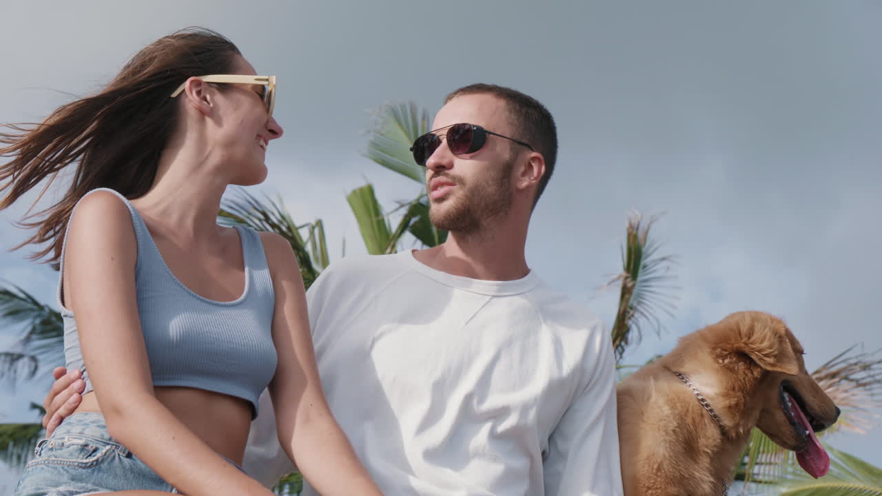 남자친구가 야외에서 여자친구를 키스하는 것