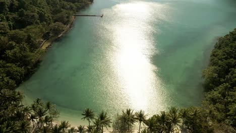 Vista-Aérea-De-La-Playa-De-La-Barra-De-Arena-De-La-Isla-Tropical-Con-Palmeras-Al-Atardecer-En-Tailandia