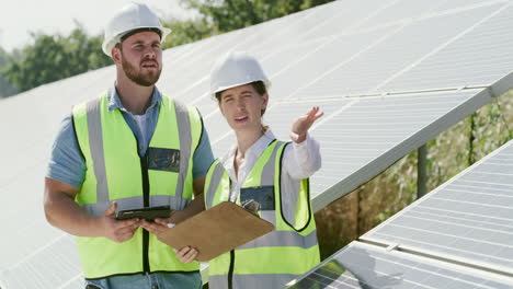 mantenimiento de paneles solares por parte de técnicos