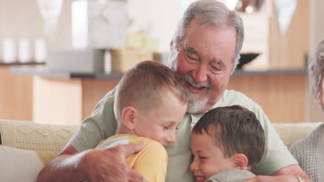 familia, amor y nietos abrazados