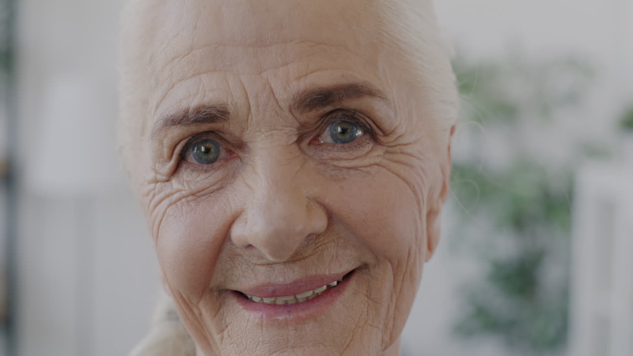 retrato de una mujer anciana sonriente