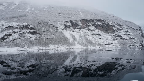 Zeitlupen-POV-Einer-Winterfahrt-Mit-Der-Fähre-Im-Geirangerfjord-Nach-Geiranger,-Norwegen,-Mit-Schneebedeckten-Bergen-Und-Bezaubernder-Aussicht-Auf-Den-Fjord