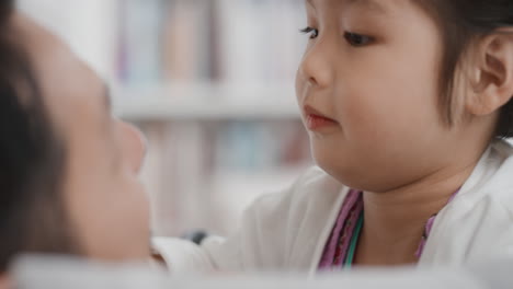 Hermosa-Niña-Asiática-Con-Padre-Pasando-Tiempo-En-Familia-Papá-Jugando-Con-Su-Hija-En-Casa-4k