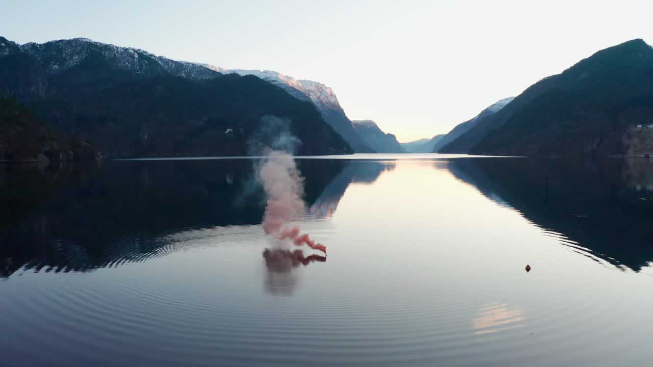 바다에서 해상 연기 조난 신호 - 주황색 연기 쏟아져