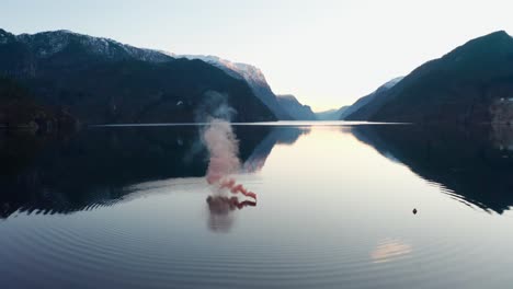 señal de socorro de humo marítimo en el mar - humo naranja saliendo